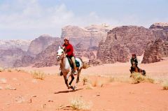 galop dans le désert de Wadi Rum
