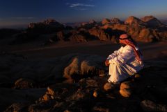nos regards éblouis balaieront déjà avec nostalgie la grandeur immuable des montagnes de Wadi Rum. Inch’Allah, qu’elles restent à jamais préservées !